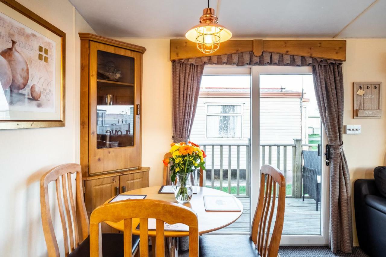 Отель Caravan Beach Holiday Saint Osyth Экстерьер фото