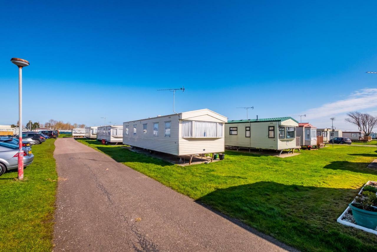 Отель Caravan Beach Holiday Saint Osyth Экстерьер фото