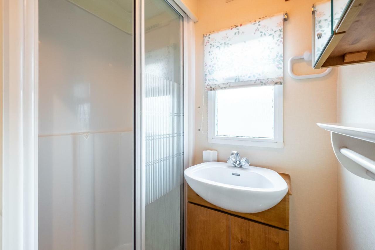 Отель Caravan Beach Holiday Saint Osyth Экстерьер фото