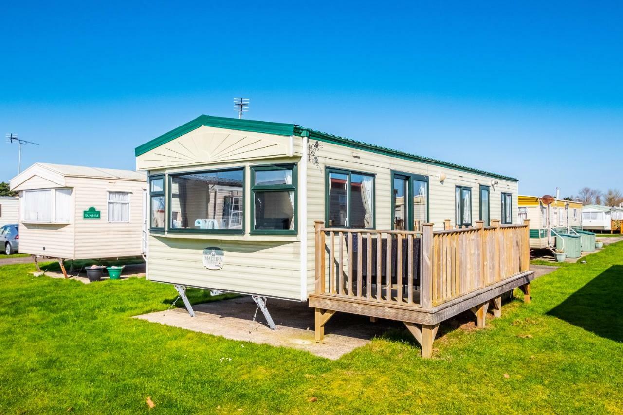 Отель Caravan Beach Holiday Saint Osyth Экстерьер фото